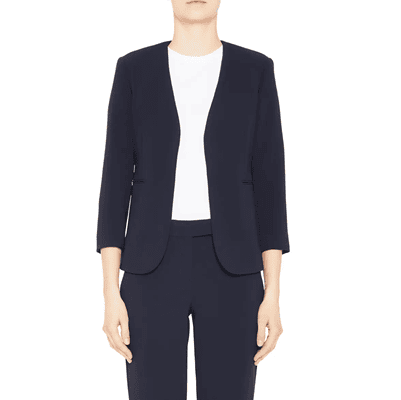 woman wears stylish three-quarter sleeved blazer