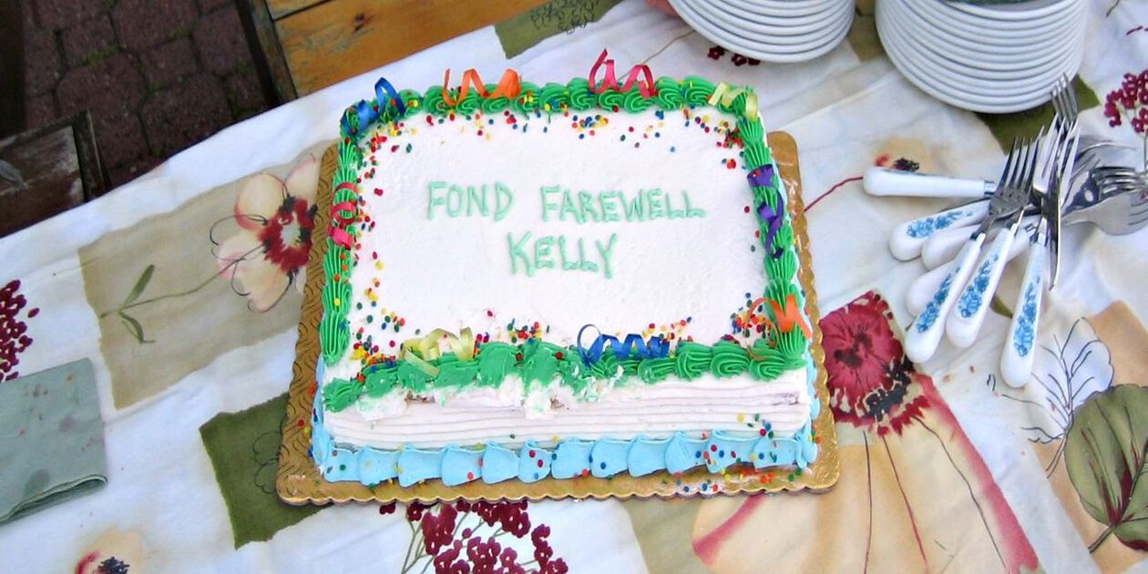 kakku, jossa on teksti "Fond Farewell Kelly""Fond Farewell Kelly"