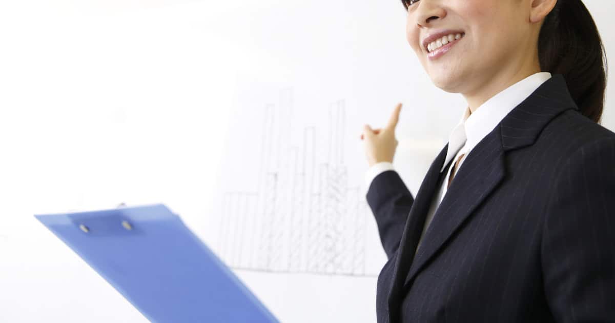 what to wear for public speaking - image of young professional woman giving a presentation