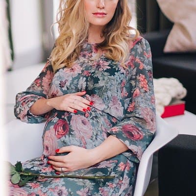 pregnant model wears maternity clothes for work