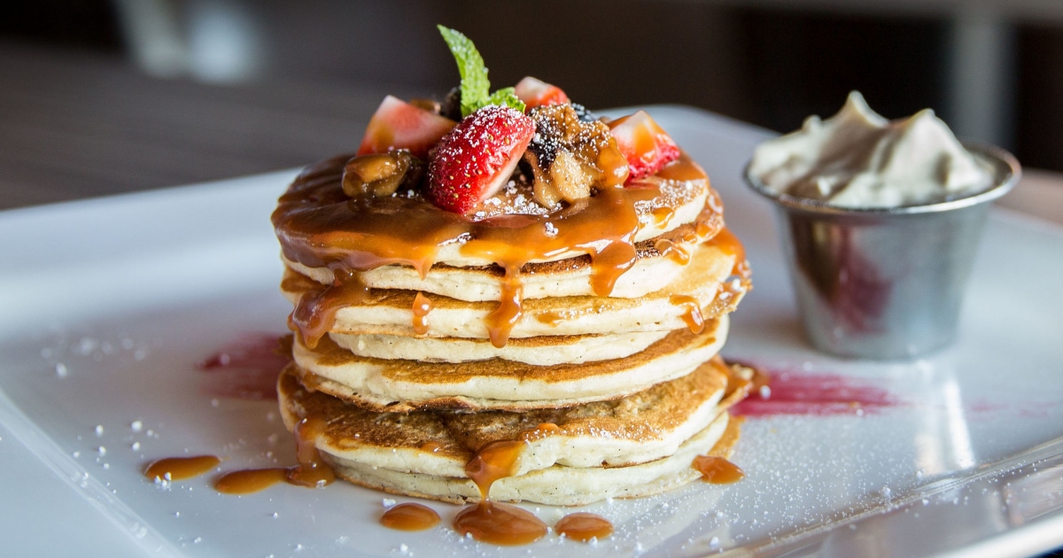 pancakes with syrup and strawberries