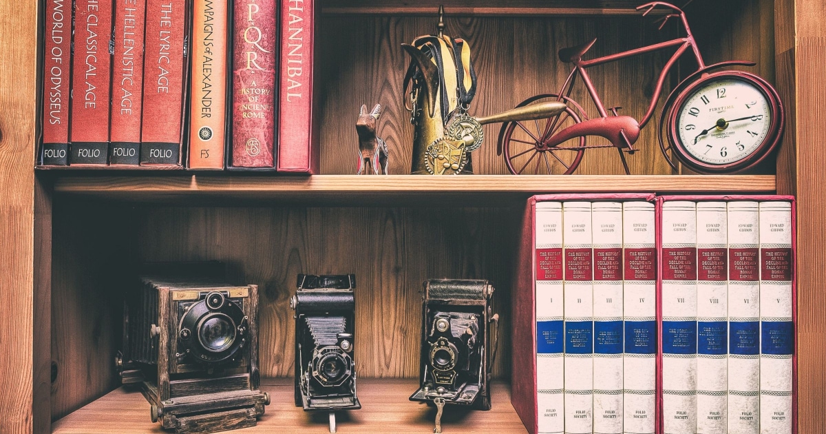 Home: Simple and Attractive Book Stand