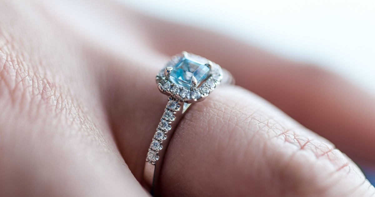 Should You Remove An Engagement Ring For Interviews?