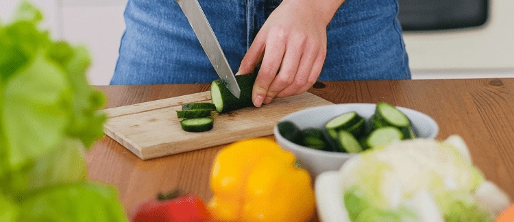 woman chopping vegetables