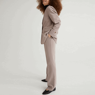 How to Look Stylish in a Pants Suit 