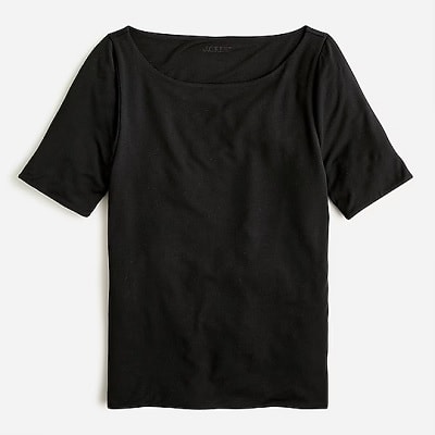 팔꿈치 길이의 소매가 있는 검은색 보트넥 티셔츠