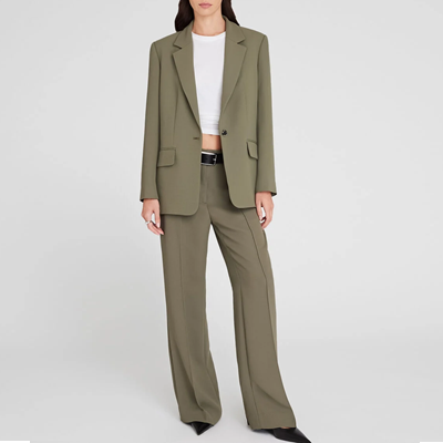 une femme porte un costume olive avec un pantalon large et un t-shirt court blanc (connaissez votre bureau)